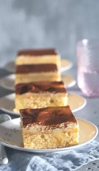 Důlkové řezy s pudinkem a zakysanou smetanou