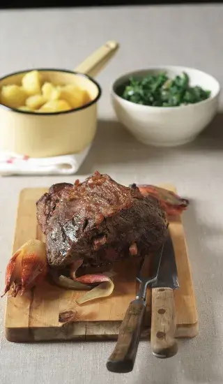 Dušená hovězí plec na šalotce