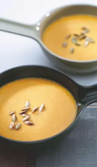 Dýňová polévka s červenou čočkou a ořechy