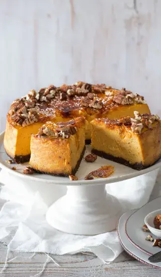 Dýňový cheesecake s karamelovou krustou a pekanovými ořechy