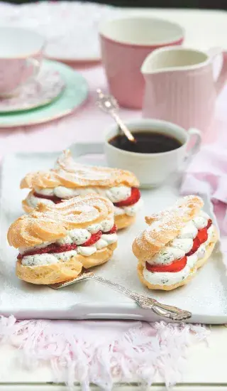 Eclairky s jahodami a mátovou šlehačkou