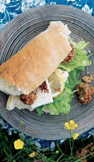 Falafel obalený v sezamu