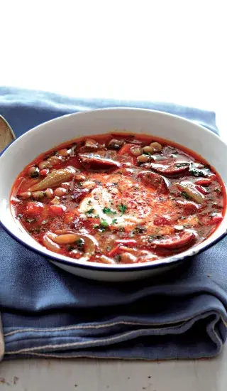 Pikantní fazolová polévka s chilli a klobásou