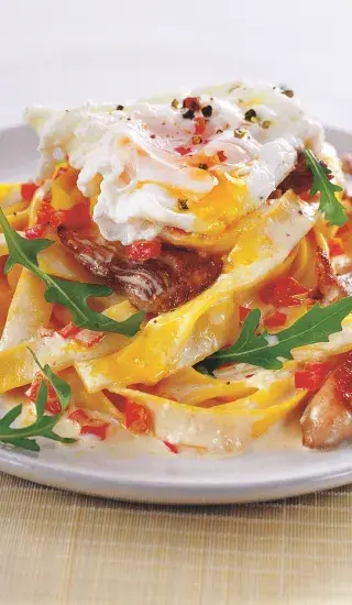 Fettuccine s masem a ztraceným vejcem