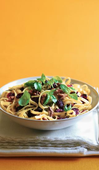 Fettuccine s pestem a sušenými brusinkami