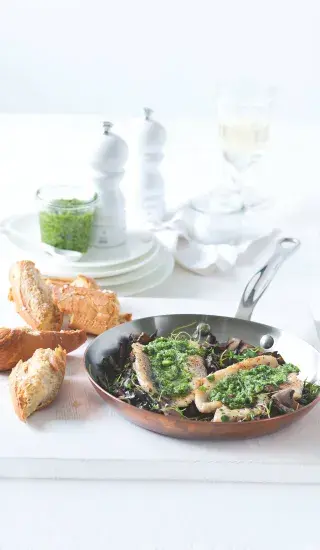 Filet z lína s houbami a petrželkovým pestem