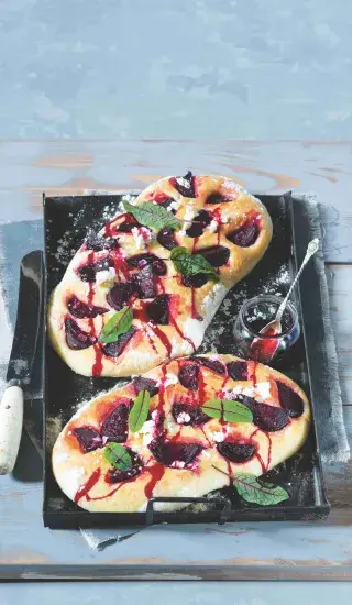 Focaccia s červenou řepou a kozím sýrem