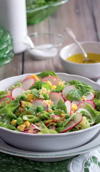 Salát s quinoou, kukuřicí a ředkvičkami