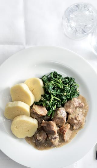 Moravský vrabec se špenátem a bramborovým knedlíkem