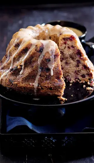 Skořicová bábovka s brusinkami a ořechovou drobenkou