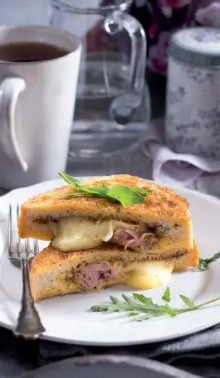 Francouzský toust plněný šunkou a sýrem