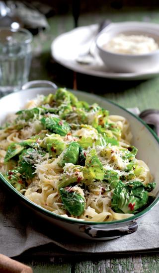 Těstoviny aglio e olio & růžičková kapusta
