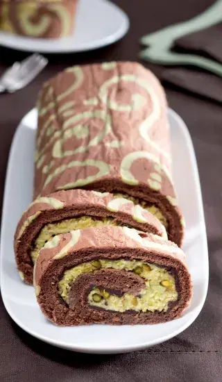 Malovaná kakaová roláda s pistáciemi