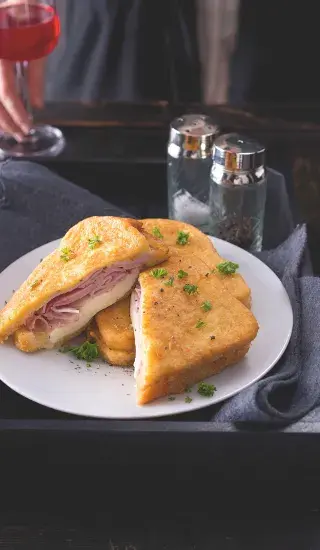 Francouzský toust se sýrem a šunkou