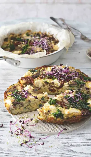 Frittata z trouby s květákem, houbami a výhonky