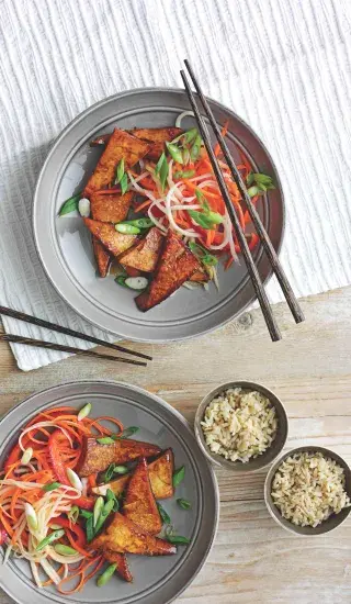 Glazované tofu s nakládanou zeleninou