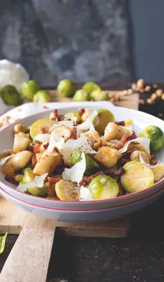 Gnocchi s růžičkovou kapustou, slaninou a oříšky