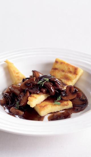 Grilovaná polenta s balzamikovými houbami