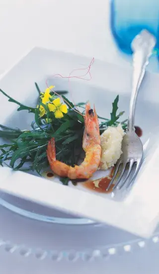 Grilované krevety se salátem a česnekovou kaší