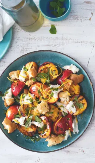 Grilované nektarinky s burratou, chilli a mátou 