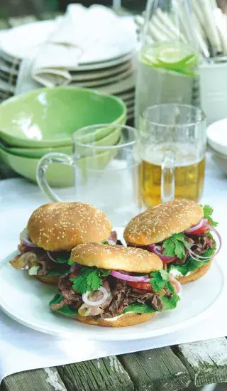 Burger s grilovaným hovězím srdcem, křupavou slaninou & omá