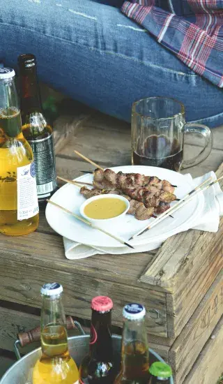 Hovězí a vepřové satay s arašídovou omáčkou