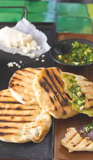 Grilovaný naan s bylinkami a sýrem