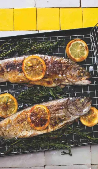 Grilovaný pstruh s máslem a bylinkami