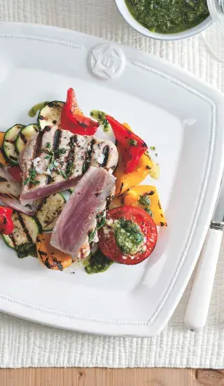 Grilovaný tuňák se zeleninou a bazalkovým pestem