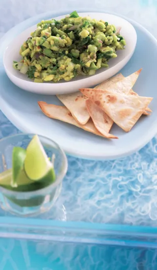 Guacamole s domácími chipsy 