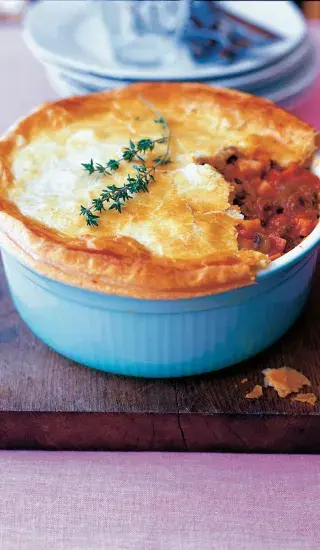 Guláš s čepicí z listového těsta