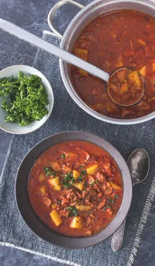 Gulášová polévka s bramborami a vývarem