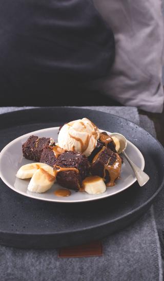 Horké brownies se zmrzlinou & karamelem
