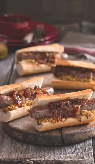 Hot dog s karamelizovanou cibulkou