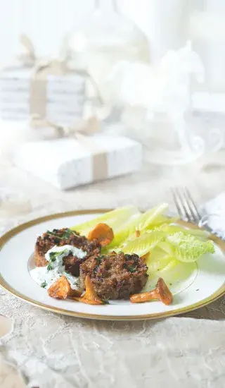 Houbové koláčky s kroupami a česnekovým dipem