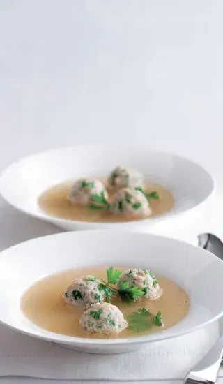 Hovězí polévka s morkovými knedlíčky