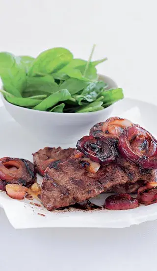 Hovězí steak s karamelizovanou cibulkou