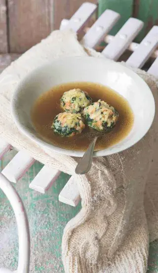 Hovězí vývar se špenátovými knedlíčky