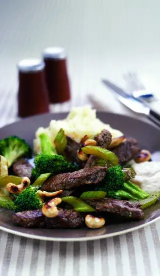 Rychlé hovězí s brokolicí z jedné pánve