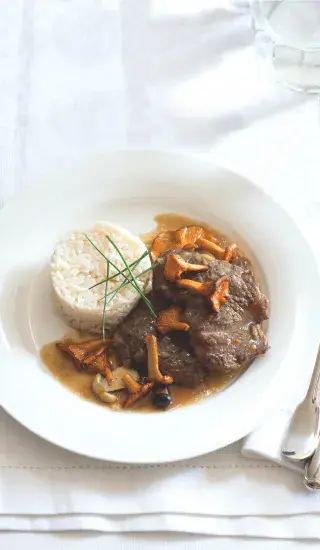 Hovězí plátky na houbách