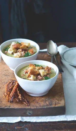 Hrachová polévka s opečenou slaninou