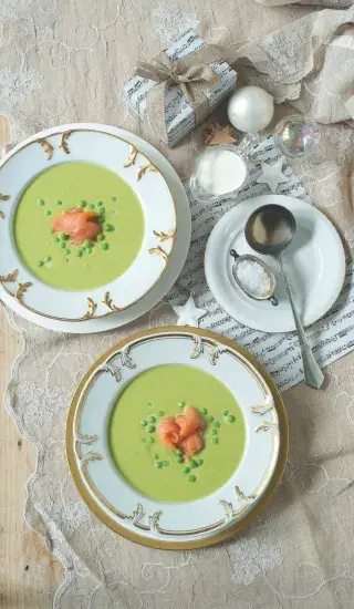 Hrášková polévka s uzeným lososem