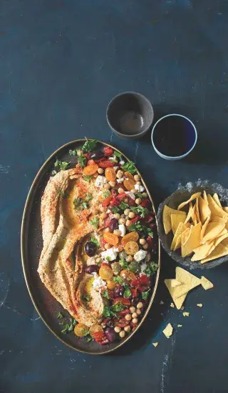 Hummus se salátem & tortillové chipsy