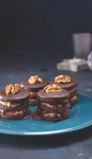 Išlské dortíčky na modrém talíři