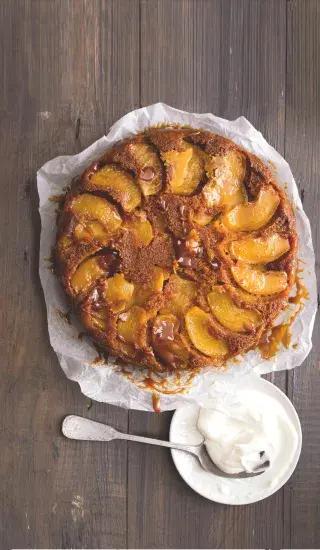 Obrácený jablečný koláč s karamelem