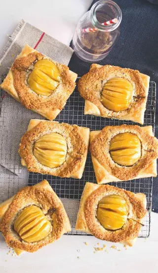 Jablkové řezy frangipane