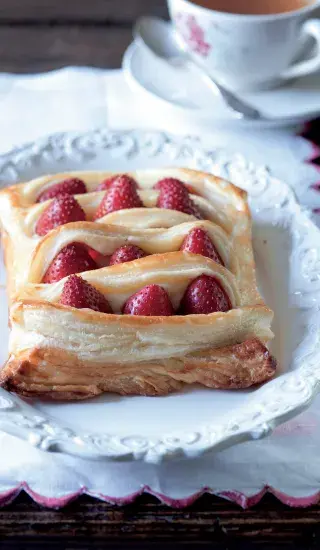 Taštička z listového těsta s pudinkem a jahodami