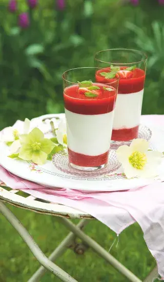 Jahodovo-marcipánová panna cotta