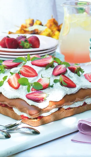 Koláč s makovou šlehačkou a jahodami