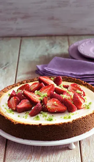 Cheesecake s jahodami a bazalkovým cukrem